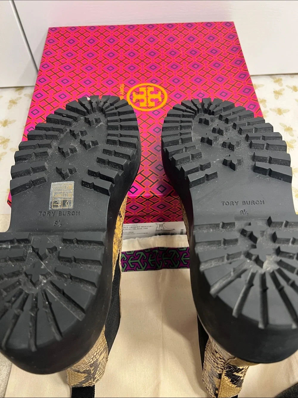 Tory Burch Chelsea Lug Platform in Pale Desert Roccia/ Black W size 8.5